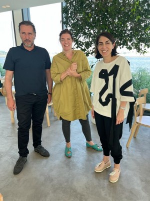 Marinko Sudac s Antonijom Carver, direktoricom Art Jameel centra i Norom Razian, voditeljicom izložbi. Dubai, UAE.