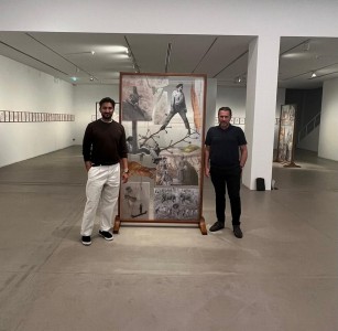 Marinko Sudac sa Sabihom Ahmedom, pomoćnim direktorom Fondacije za umjetnost Ishara, pored djela Jitisha Kallata, na njihovoj aktualnoj izložbi. Dubai, UAE.