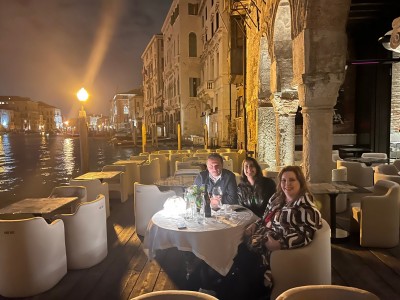 Marinko Sudac s Paulom Al Askari, kolekcionarkom i mecenom umjetnosti iz Abu Dhabija, i njezinom kćeri Mariam Al Askari na Grand Canalu u Veneciji, u restoranu Venice M'Art.