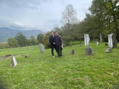 Marinko Sudac s  Markom Pogačnikom (OHO grupa i osnivač Obitelji Šempas) u Šempasu, Slovenija.