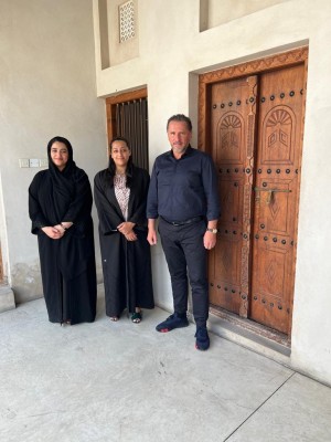 Nj.E. Sheikha Noora Al Mualla, direktorica za učenje i istraživanje, i Nj.E. Sheikha Nawar Al Qassimi, potpredsjednica Sharjah Art Foundation, s Marinkom Sudcem. Dubai, UAE.