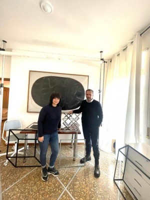 Marinko Sudac sa Xuan Frascom, kćerkom umjetnika Nata Frasce (Gruppo Uno), u njegovom arhivu u Rimu, Italija.