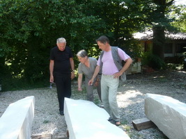 Jerko Denegri u posjeti Mariki i Marku Pogačniku  na povijesnoj lokaciji umjetničkog projekta Porodica iz Šempasa